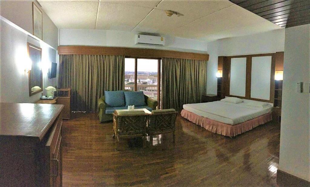 Pailyn Phitsanulok Hotel Exteriör bild